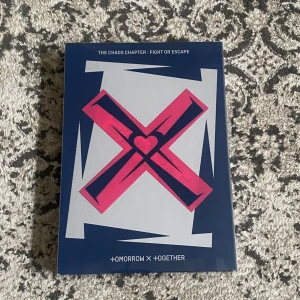 KPOP ALBUM TXT - Säljer denna album från TXT!! Allt är i bra skick. Albumet inkluderar allt (photocards, poster, m.m). 