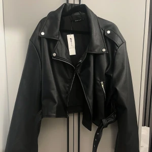 Skinnjacka GinaTricot  - Oanvänd skinnjacka från GinaTricot i storlek L  Nypris 699 