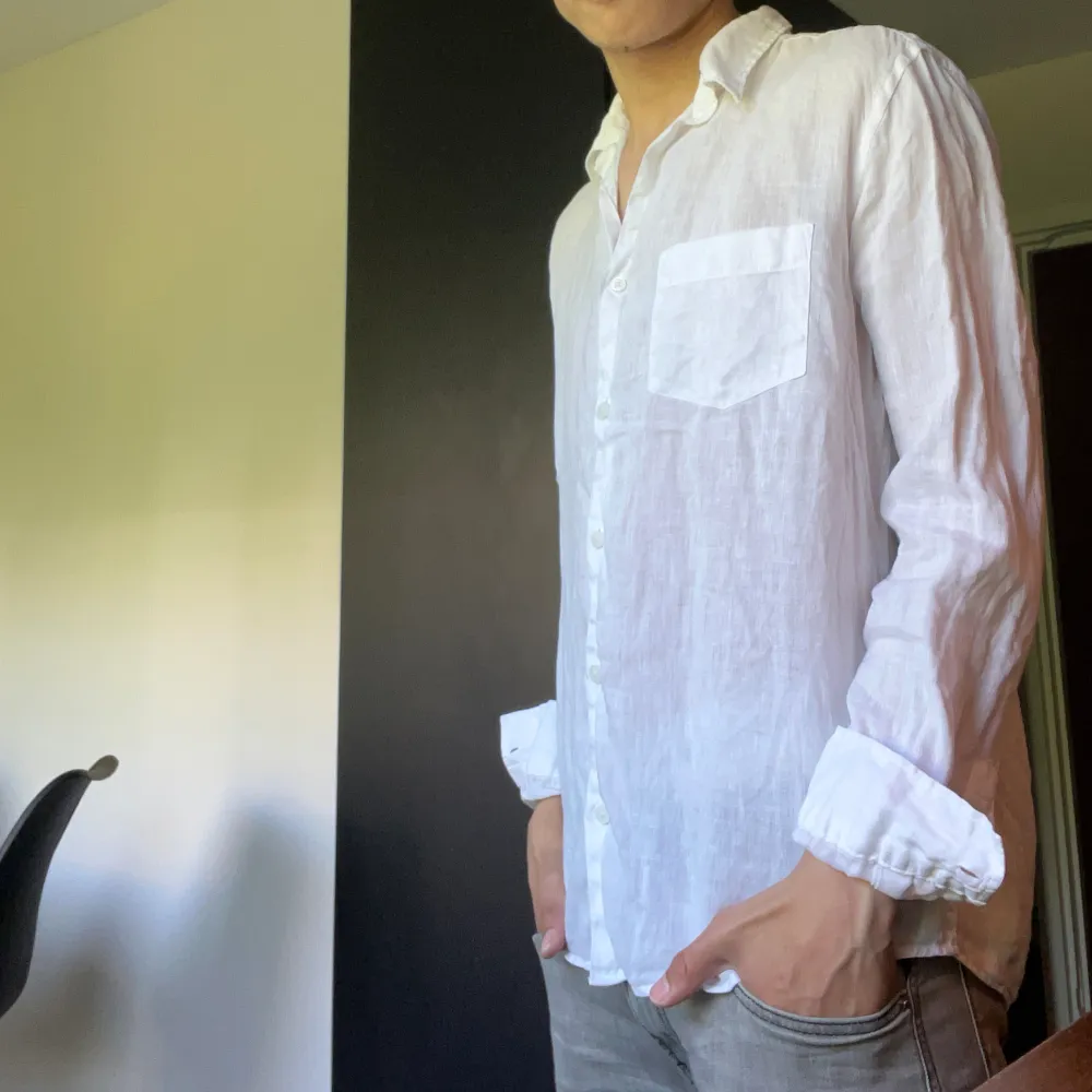 Säljer en riktigt snygg linneskjorta från Zara perfekt nu till sommaren!🤩 skick 8/10 inga defekter! Hör av dig om du har några frågor eller funderingar! . Skjortor.
