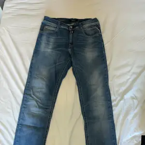 Säljer dessa Replay jeans eftersom de är för små. Det är storlek 158. Skick 9/10. Skriv om du har frågor. Priset kan diskuteras vid snabb affär