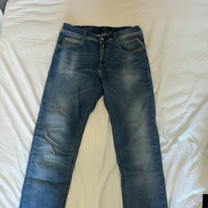 Replay jeans - Säljer dessa Replay jeans eftersom de är för små. Det är storlek 158. Skick 9/10. Skriv om du har frågor.