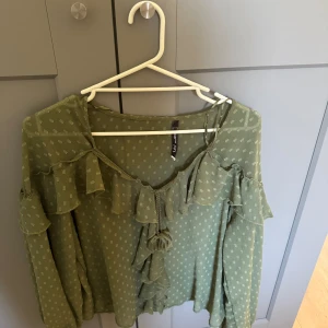 Blus  - En fin zara blus perfekt till en härlig middag☺️ den sitter skit bra också men är lite för liten för mig just nu