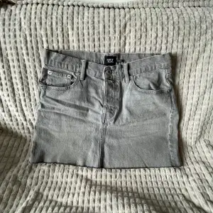 Grå mid/lowwaist jeans kjol ifrån lager 157 som köptes förra året, har en liten fläck men kan tvätta innan den köps, inget som syns 
