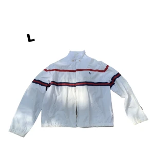 Vit Polo Ralph Lauren Jacka - Riktigt clean Polo jacka. Åt det tunnare hållet däremot så tänk på det. Sitter som L