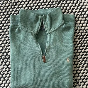 Ralph Lauren Zip - Grön och skön kvartszip från Ralph Lauren, endast använd ett fåtal gånger. Skriv gärna om ni undrar över något, tex mått.