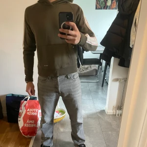 Gant hoddie  - Gammal tröja som bara legat i garderoben senaste åren, varsam använd och inga defekter. Vi skråmor tveka inte att skcika ett meddelande!