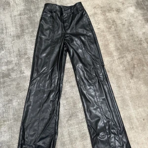 Super fina byxor i storlek 34! - Använd fåtal gånger, super fint skick! Sitter jätte bra på!!