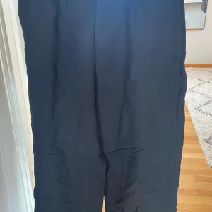 Linnebyxor Svart Otherstories - Säljer mina superfina och bekväma linnebyxor från Otherstories, dem är i storlek 38 men passar 36 också! Skicka meddelande vid frågor