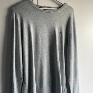 Grå Tommy Hilfiger tröja - En stickad Tommy Hilfiger tröja! Använd 1 gång. Nypris: 1200kr