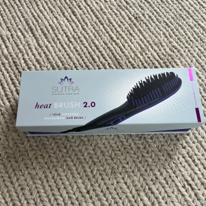 Sutra Heatbrush 2.0 - Helt ny, ej använd värmeborste. Fick två i present så säljer den ena. Nypris runt 6-700 kr. Sutra Heat Brush 2.0 är kombinationen av en hårborste och en plattång som lätt glider genom håret och skapar ett slätt resultat på ett skonsamt sätt.