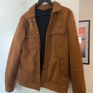 Sommar jacka - Snygg jacka att ha på sommar/vår/höst. Otroligt mjuk material och bra skick. Liknar mocka men är ej. Säljer för den är för liten för mig. 