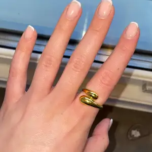 Guldpläterad ring som är justerbar, finns även i silver, skeiv för frågor!! 