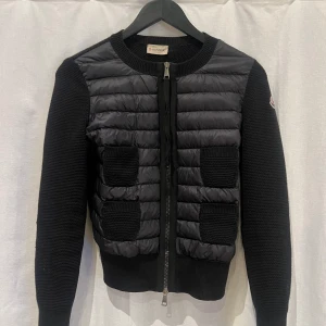 Moncler Cardigan - Moncler cardigan i super bra skick, säljer då jag ej använder lika mycket längre