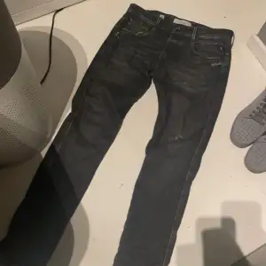 Svarta slitna jeans  sköna  bra kondition  stretch