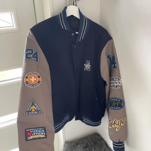 Baseball/ Varsity jacka - Jätte fin och enligt mig perfekt Varsity jacka, passformen passar en s,m och l skulle jag säga beroende på hur man vill ha den. Super fint skick och köpt för över 900🫶🫶hör gärna av vid frågor