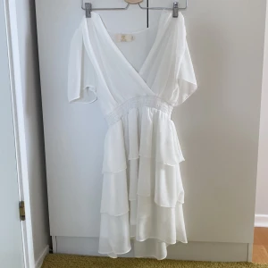 Klänning - Jättesöt Chelsea klänning, köpt för runt 800. Inga defekter och ser ut som ny 🩷perfekt för skolavslutning eller liknande 💗💗står XS på lappen men sitter mer som en S/M skriv privat för bilder på 😊