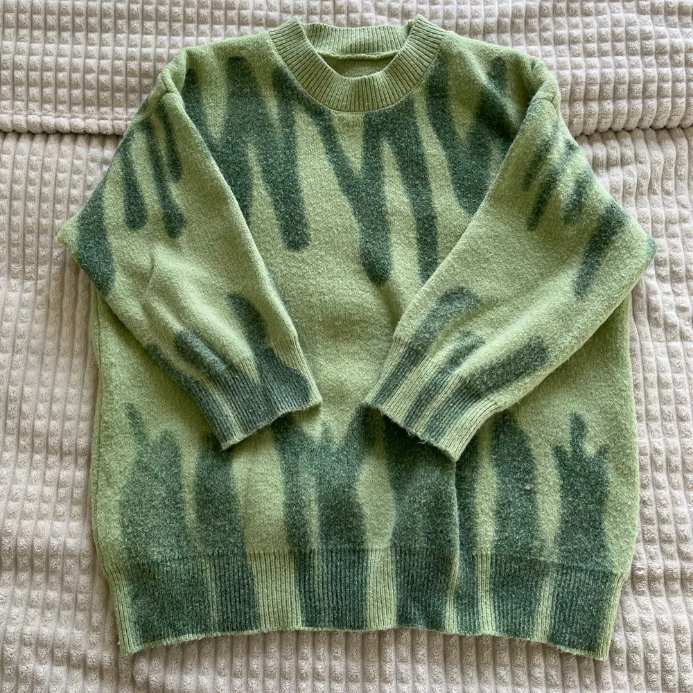 Säljer denna tröja då jag inte använder den längre. Jag köpte den här tröjan i en second hand-butik och det stod inte märke eller storlek men den sitter som ett M, bara ärmarna är lite korta.. Hoodies.