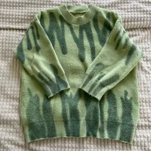 Säljer denna tröja då jag inte använder den längre. Jag köpte den här tröjan i en second hand-butik och det stod inte märke eller storlek men den sitter som ett M, bara ärmarna är lite korta.