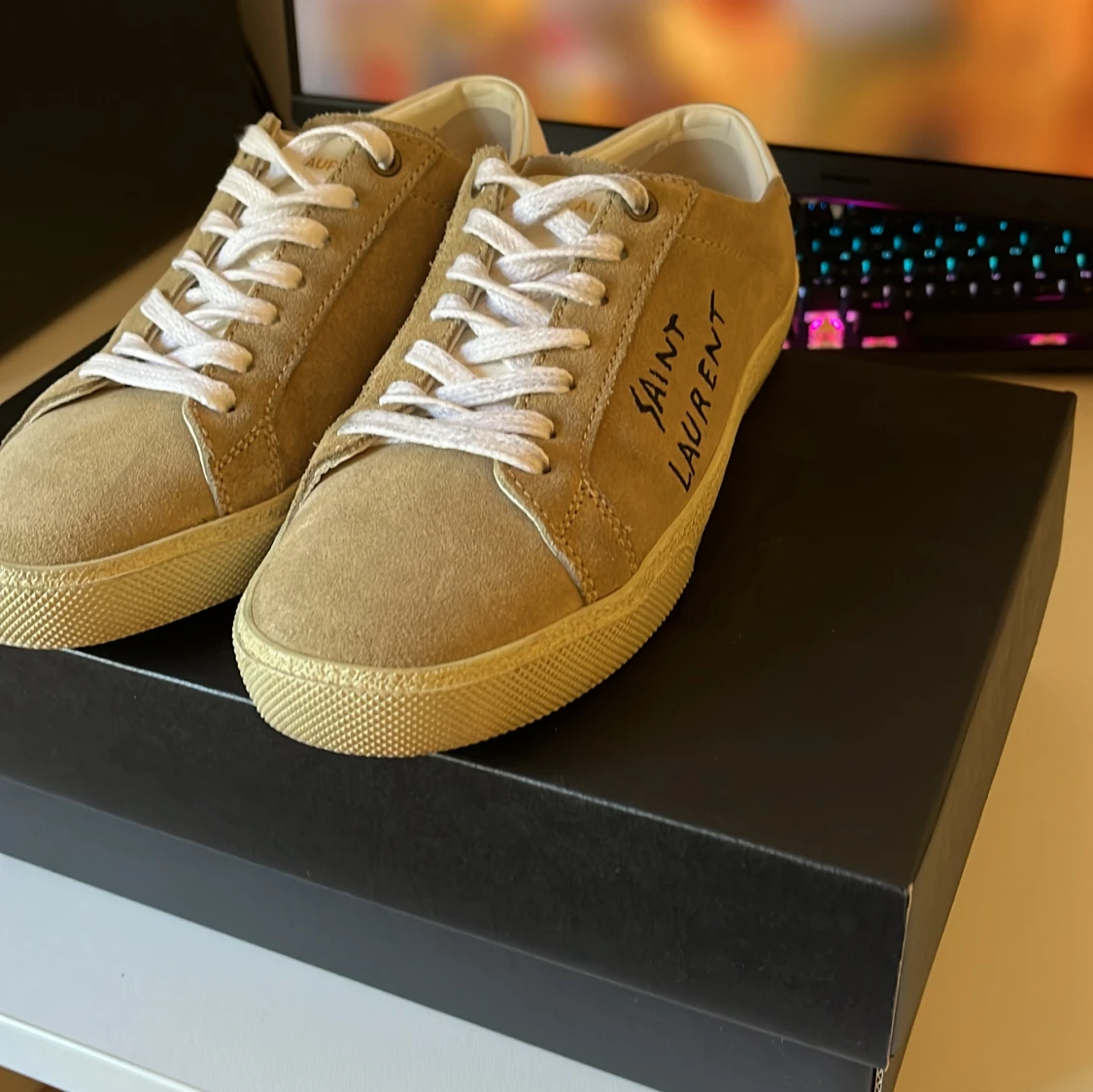 Ett par saint Laurent skor väldigt fina skick extra skosnören och även dunstbage - 93