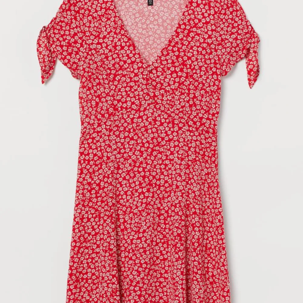 Supersöt, knappt använd rödvit-blommig klänning. Dragkedja i sidan för att enkelt komma i/ur. Kort modell.. Klänningar.