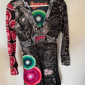 Ny Desigual klänning - Ny Desigual klänning med fina detaljer •Aldrig använd, upptvättad Desigual klänning •Storlek M •Köpte för 1300-1500 kr 🚫Djurfritt och rökfritt hem 📍Kan mötes upp i Mölnlycke centrum 📬Kan skickas mot fraktkostnad