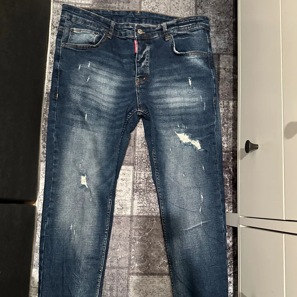 Säljer DSquared2 Jeans, endast använda ett fåtal gånger. | Skick 8/10 | Passar längd 170-185cm | Nypris ligger i nuläget runt 6500kr. Äkta såklart, inget og medföljer.  Har du några frågor kontakta gärna!💯. Jeans & Byxor.