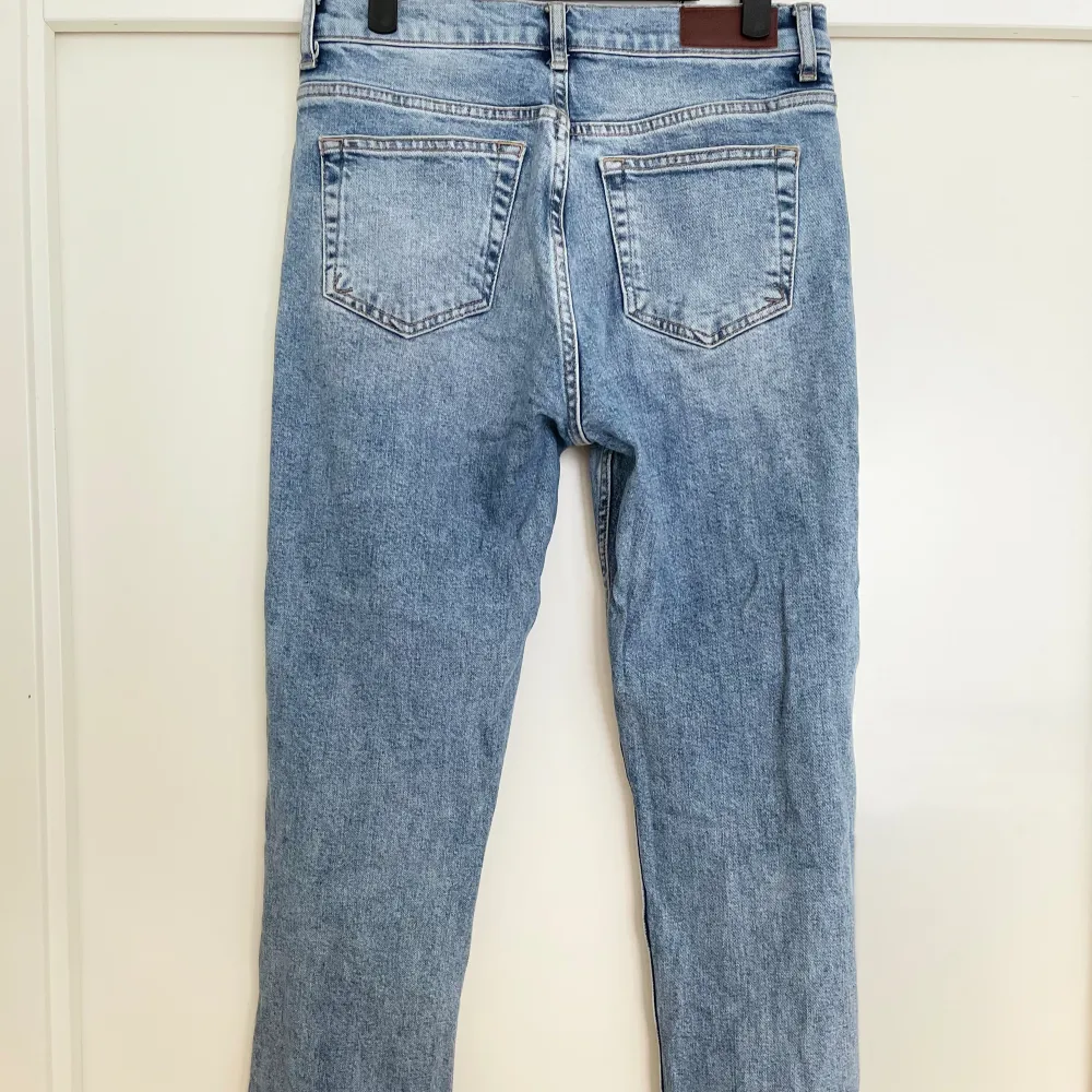 Raka jeans med normalhög midja från bikbok. . Jeans & Byxor.