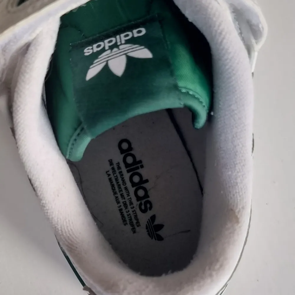 Adidas sneakers forum low , nypris 1299kr. Använda max 3 gånger. Tyvärr slängt kartong. Kommer med grönt skosnöre som man kan byta med 💞 Storlek 39 1/3 . Skor.