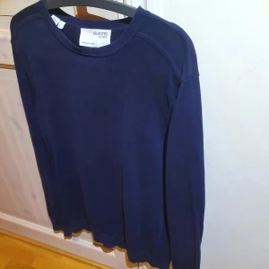 Mörkblå tröja  - Säljer denna snygga selected Homme tröjan, skicket är som ny och de e bara att höra av sig för mer info eller bilder