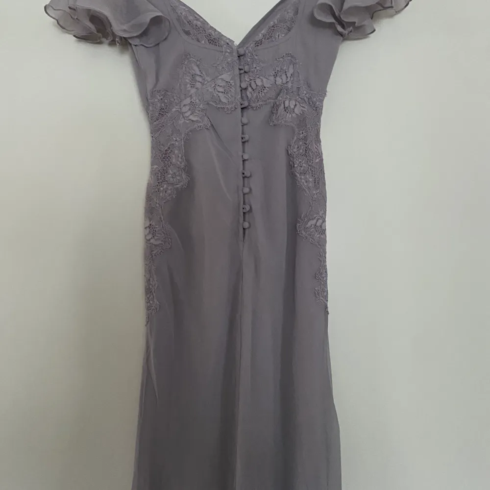 JÄTTEFIN balklänning som nu säljs pågrund av att jag valde en annan🥹Aldrig använd, tveka inte att höra av dig❣️. Klänningar.