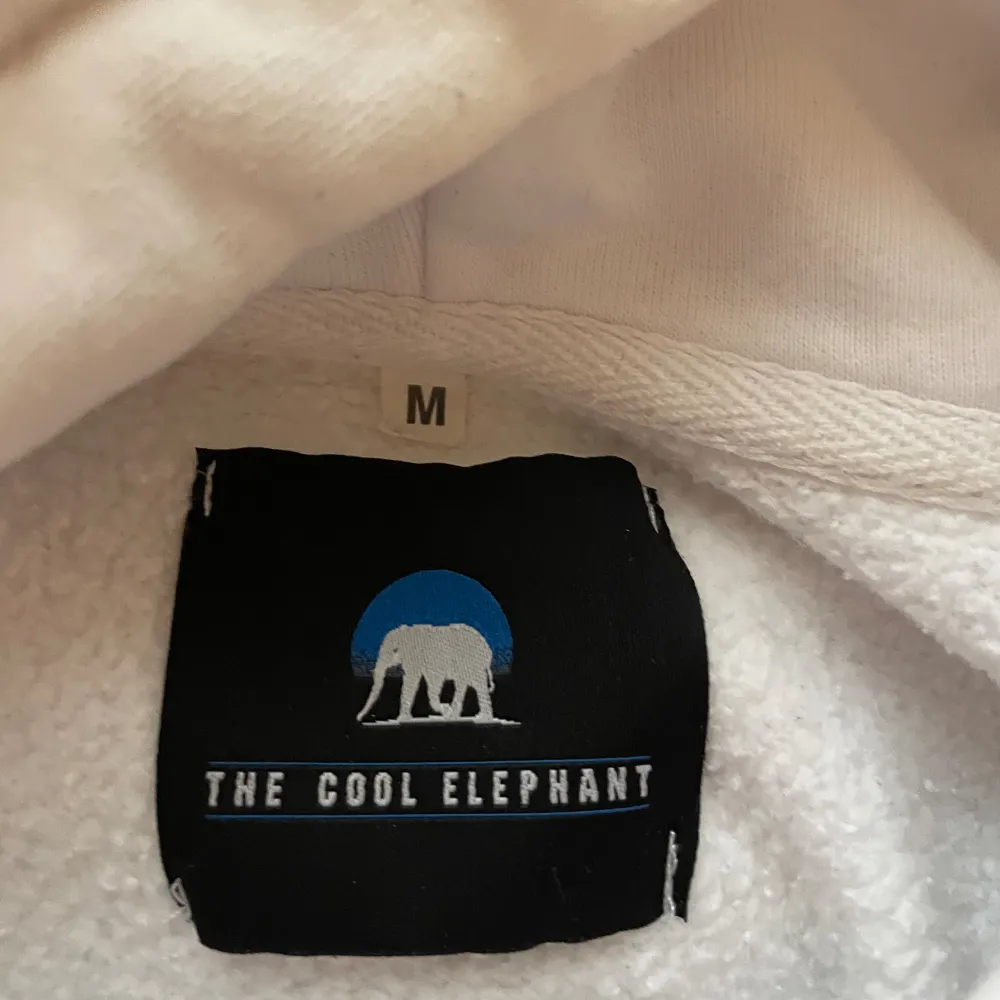 Säljer min hoodie från The Cool Elephant. Stl M, väldigt bra skick, använd ett fåtal ggr!💞 priset kan diskuteras . Hoodies.