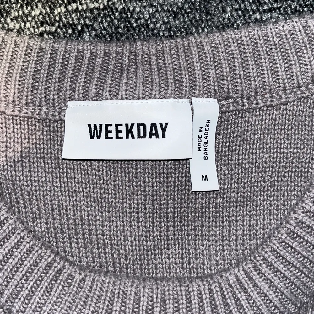 Weekday sweater med tryck i väldigt bra skick, 10/10. Storlek M  Hör av er vid frågor👍. Hoodies.