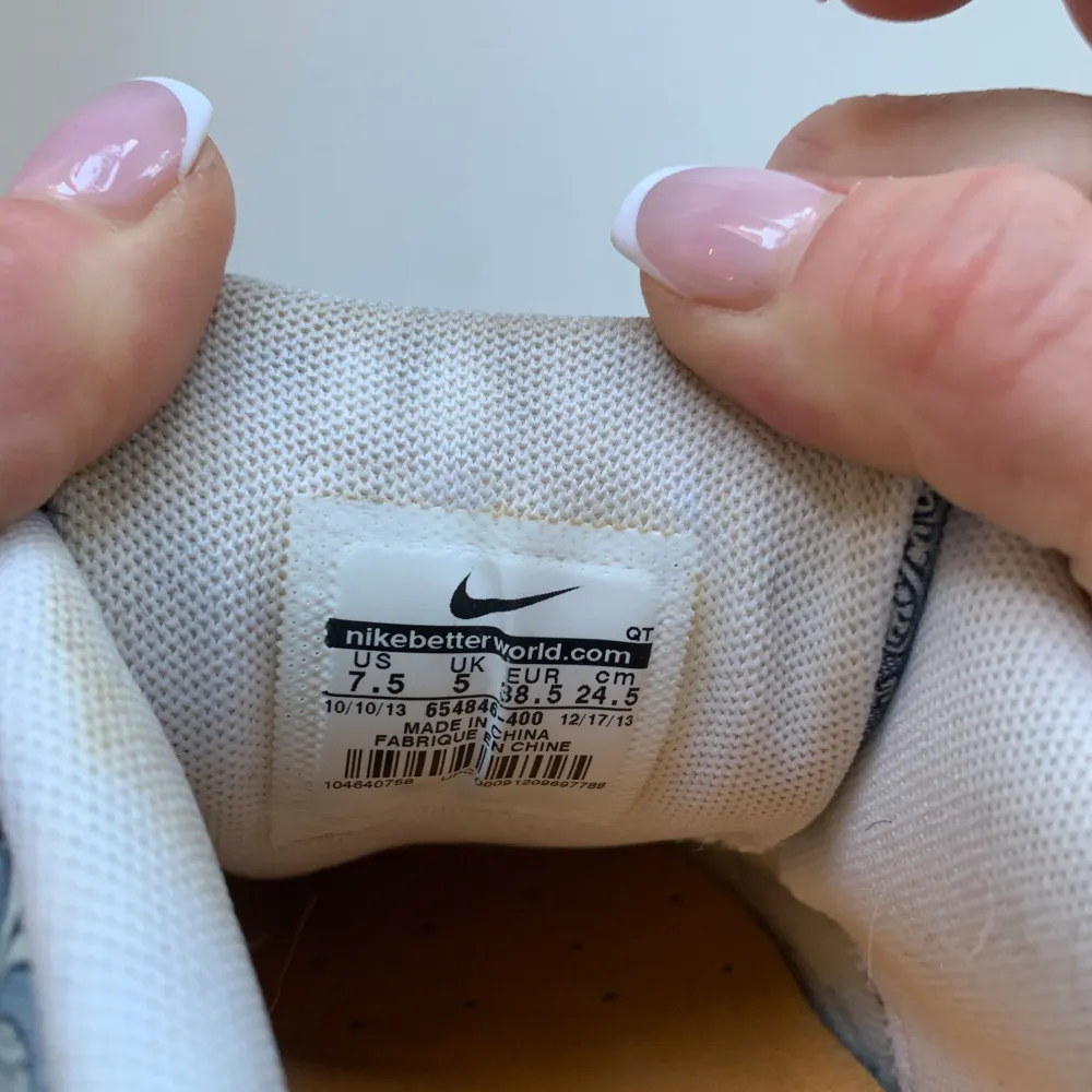 Nike Air Max 90 i blått mönster med gula detaljer. Mycket fina skor i bra skick. Dom är använda men väl bevarade. Skulle må bra av en tvätt på sulorna, storlek 38,5💕. Skor.