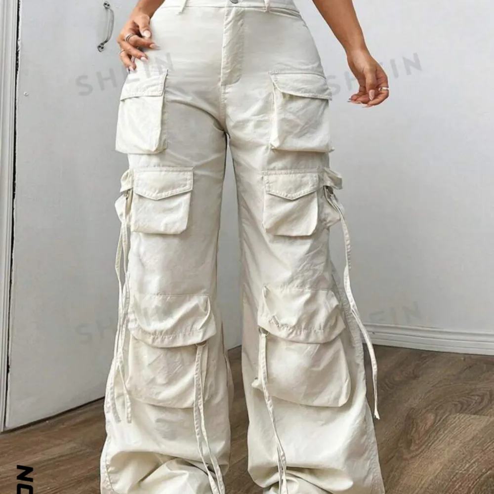 Ett par ljusa byxor som vara provats på en gång, på bilden ser byxorna vita ut men i verkligheten är dom lite mer vit/beige. Byxorna är väldigt tunna och skulle rekommendera till sommaren.. Jeans & Byxor.