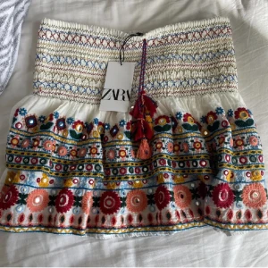 Zara Kjol - Säljer denna fina broderade kjolen från Zara. Storlek M men passar även S. Kom privat vid frågor eller egna bilder 💕💕(lånad bild)