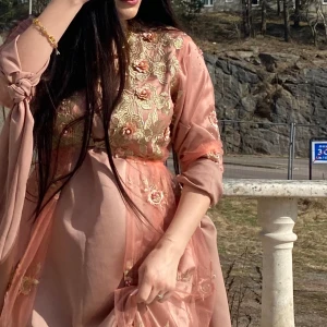 Kurdisk klänning/henna klänning  - Kurdisk klänning/henna klänning i bra/ny skick. Använd i några timmar.