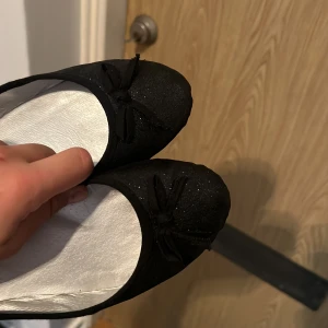 Ballerinaskor  - Glittriga ballerinaskor i bra skick. Storlek 38. Använd gärna ”köp” funktionen😊