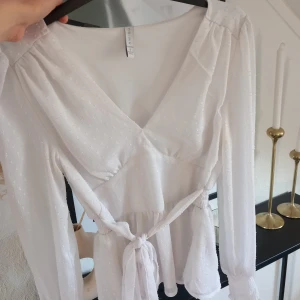 Jättesöt sommrig blus 🌸🤍 - Bara använd några få gånger. Jättefint skick. Storlek 36 