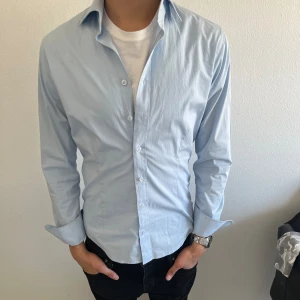 Ljus blå skjorta - Helt ny fräsh skjorta från Dressman, 10/10 skick ( skriv i DM om du har nån fråga eller för fler bilder ) Priset kan sänkas vid snabbaffär