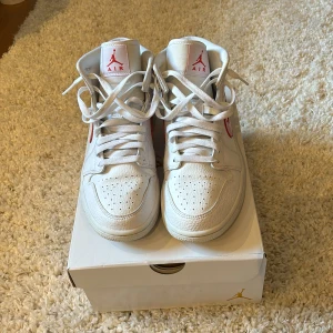 Jordan 1 university red - Säljer mina Jordan 1 som jag aldrig har använt typ max 2 gånger. Dom är helt äkta har inget kvitto dock köpte dom för några år sen och är för små för mig.