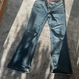 Bootcut lowwaist jeans  - Super snygga bootcut lowwaist mörka byxor som har ett hål nere vid benet ( de på näst sista bilden ) men annars perfekta , skriv till mig om nån har frågor eller om mått 🙌