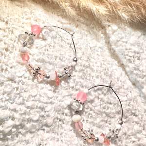 Runda örhängen i rosa, silver och transparenta pärlor