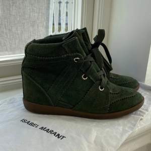 Sååå fina gröna skor från Isabel Marant i superfint skick. Perfekt nu till sommaren och våren. Kom jättegärna med prisförslag, vi kan säkert  komma överens!!☺️🫶Dustbag medföljer! 