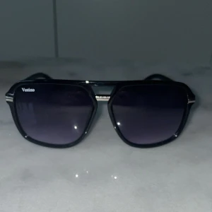 Vestimo glajjor🍾 - Riktigt feta solglasögon🍾 feta till sommaren, 400 uv-skydd lika bra som Rayban, jävligt feta, bra kvalar, fraktar snabbt🍾