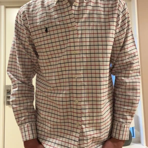 Ralph Lauren skjorta  - Ralph Lauren skjorta i fint skick, storlek L i barnstorlek så skulle motsvara ungefär storlek S i vanlig herrstorlek.