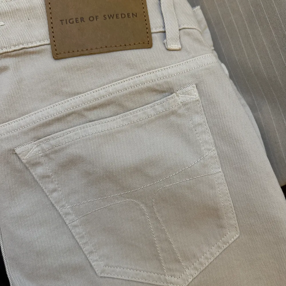 Beigegrå/greigefärgade jeans från Tiger of Sweden (modell Nico). Endast använda 1 gång. Grym kvalité! Nypris 1399kr. 28 i midja och 32 i längd. Skicka prisförslag så diskuterar vi 🤍. Jeans & Byxor.