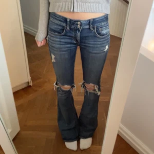 American eagle jeans - Lågmidjade bootcut, såå snygga!! Det står storlek us 6 som motsvara W27,5. Slitna längst ner se sista bilden, syns inte mycket!❤️ Köp direkt för 600❤️