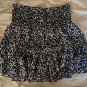 Säljer denna snygga kjol. Aldrig använd säljer pga fel storlek. Nypris: 200 säljer för 150 (pris går att diskuteras)💘💘