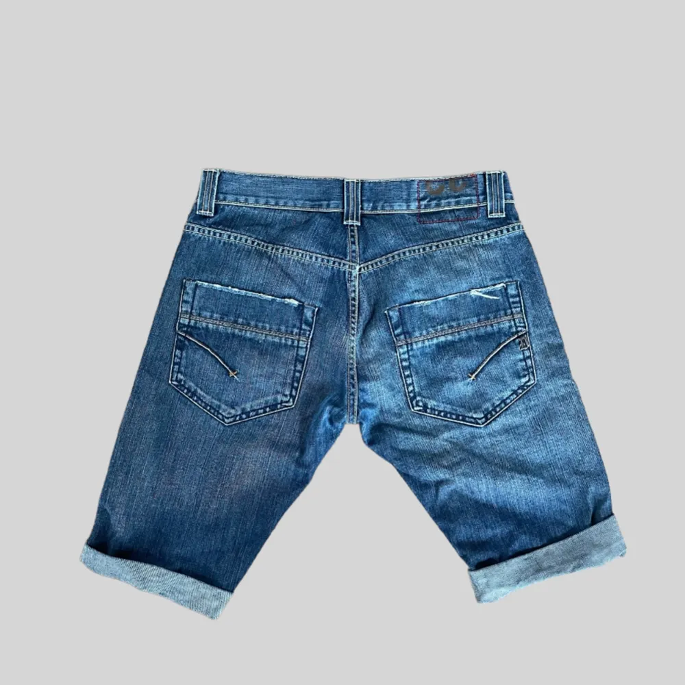 Säljer dessa korta jeansen perfekt nu till sommaren för dig som vill ha ett par goa shorts. Vid frågor och funderingar skriv gärna! . Jeans & Byxor.