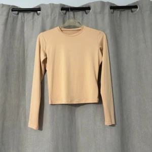 Beige långärmad tröja  - Jag säljer denna fina tröjan. Den är aldrig använd och den är i perfekt skick. 